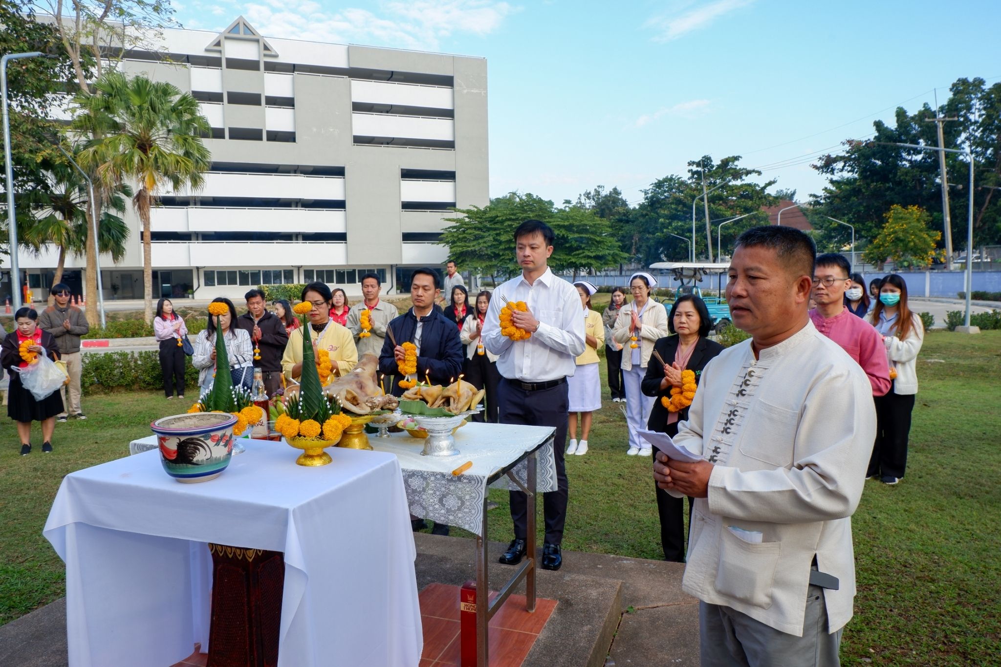 คณะผู้บริหารพร้อมด้วยเจ้าหน้าที่โรงพยาบาลมะเร็งลำปาง ร่วมสักการะสิ่งศักดิ์สิทธิ์ในโรงพยาบาลมะเร็งลำปาง 