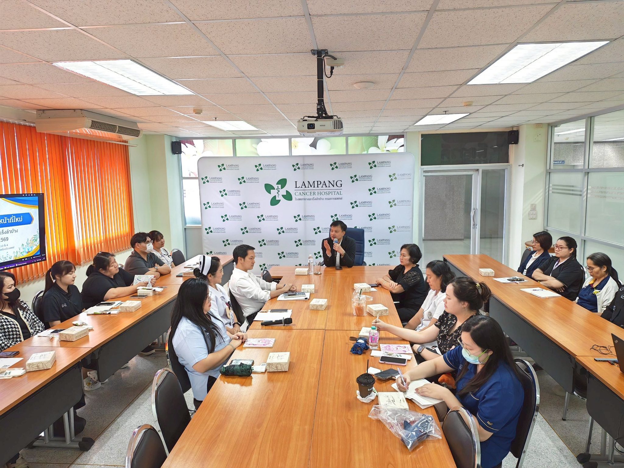 กิจกรรมปฐมนิเทศบุคลากรใหม่ ประจำปีงบประมาณ 2569 พร้อม รองผู้อำนวยการ คณะผู้บริหาร และเจ้าหน้าที่โรงพยาบาลมะเร็งลำปาง