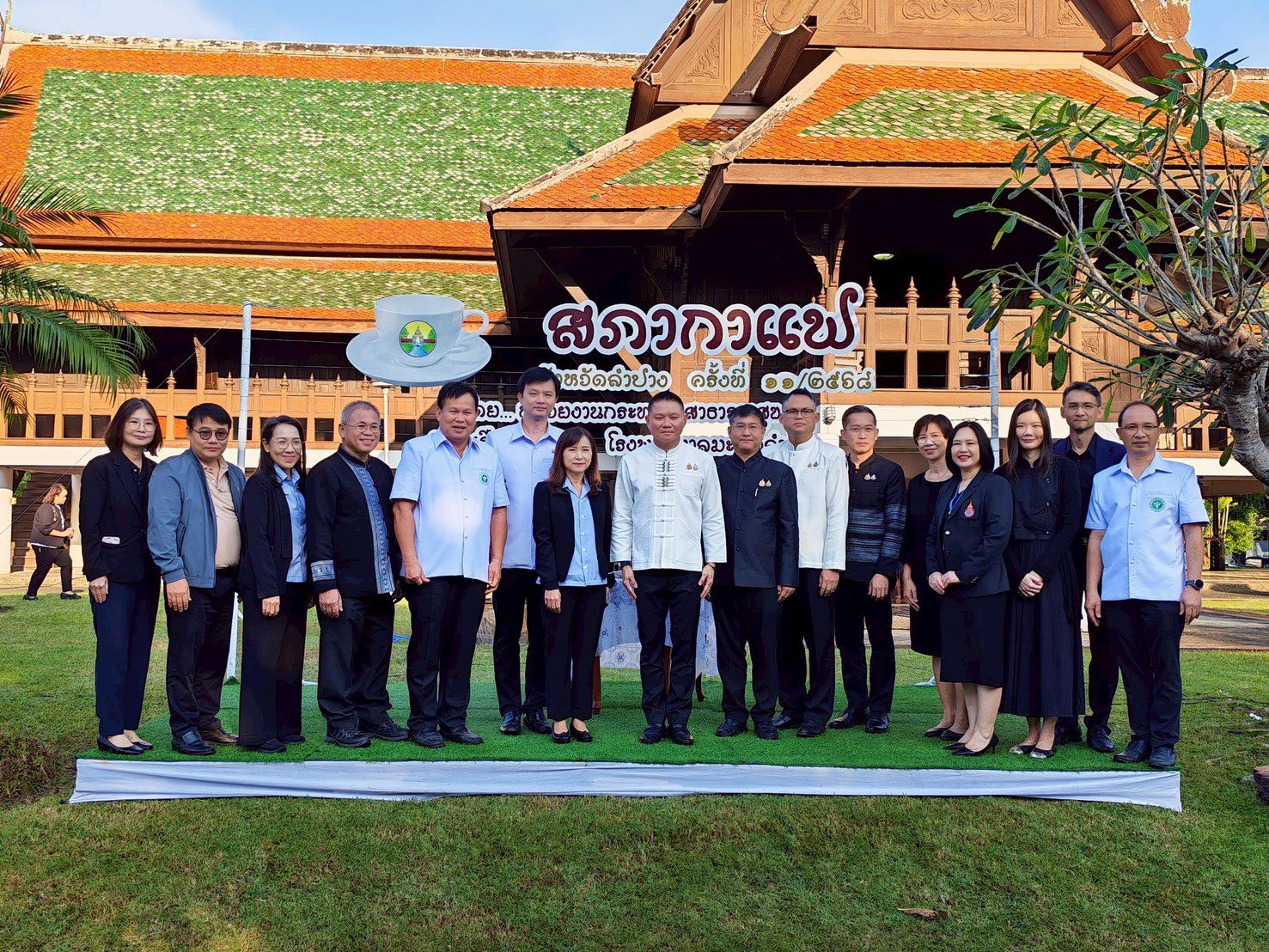 จัดกิจกรรมสภากาแฟจังหวัดลำปาง ครั้งที่ 11/2568 ณ เรือนฤดูร้อน โรงพยาบาลมะเร็งลำปาง โดยมีนายวิวัฒน์ อินทร์ไทยวงศ์ ผู้ว่าราชการจังหวัดลำปาง เป็นประธานเป...