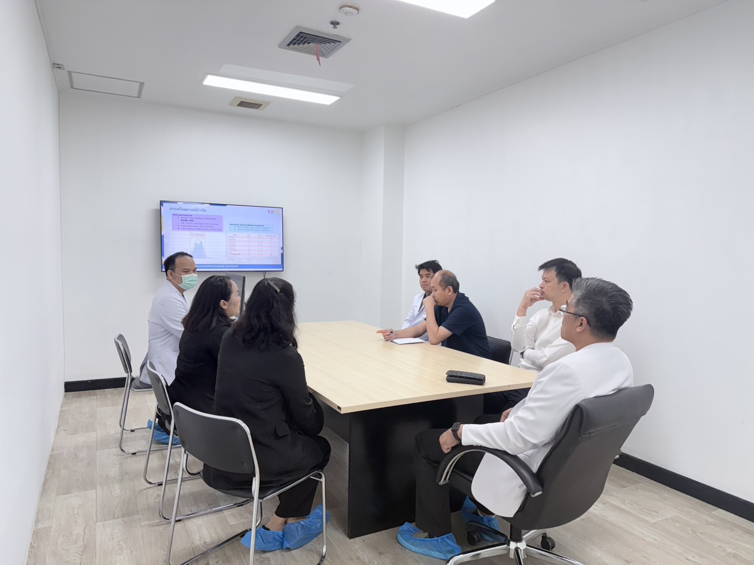 ผู้อำนวยการโรงพยาบาลมะเร็งลำปาง พร้อมคณะ เข้าร่วมศึกษาดูงานและแลกเปลี่ยนเรียนรู้ด้านการใช้เทคโนโลยีหุ่นยนต์เตรียมยาเคมีบำบัด