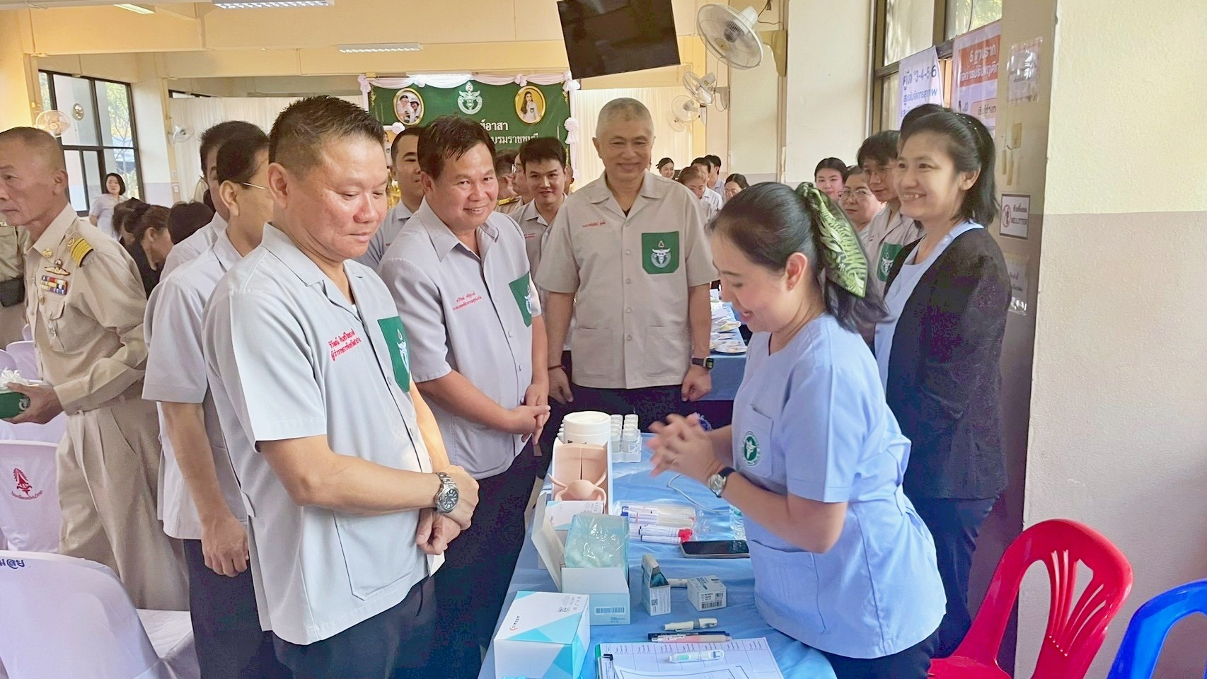 โรงพยาบาลมะเร็งลำปาง คณะกรรมการสร้างเสริมสุขภาพและทำงานร่วมกับชุมชน โดยแพทย์หญิงณภัสนันท์ เจริญทรัพย์ พร้อมกับเจ้าหน้าที่