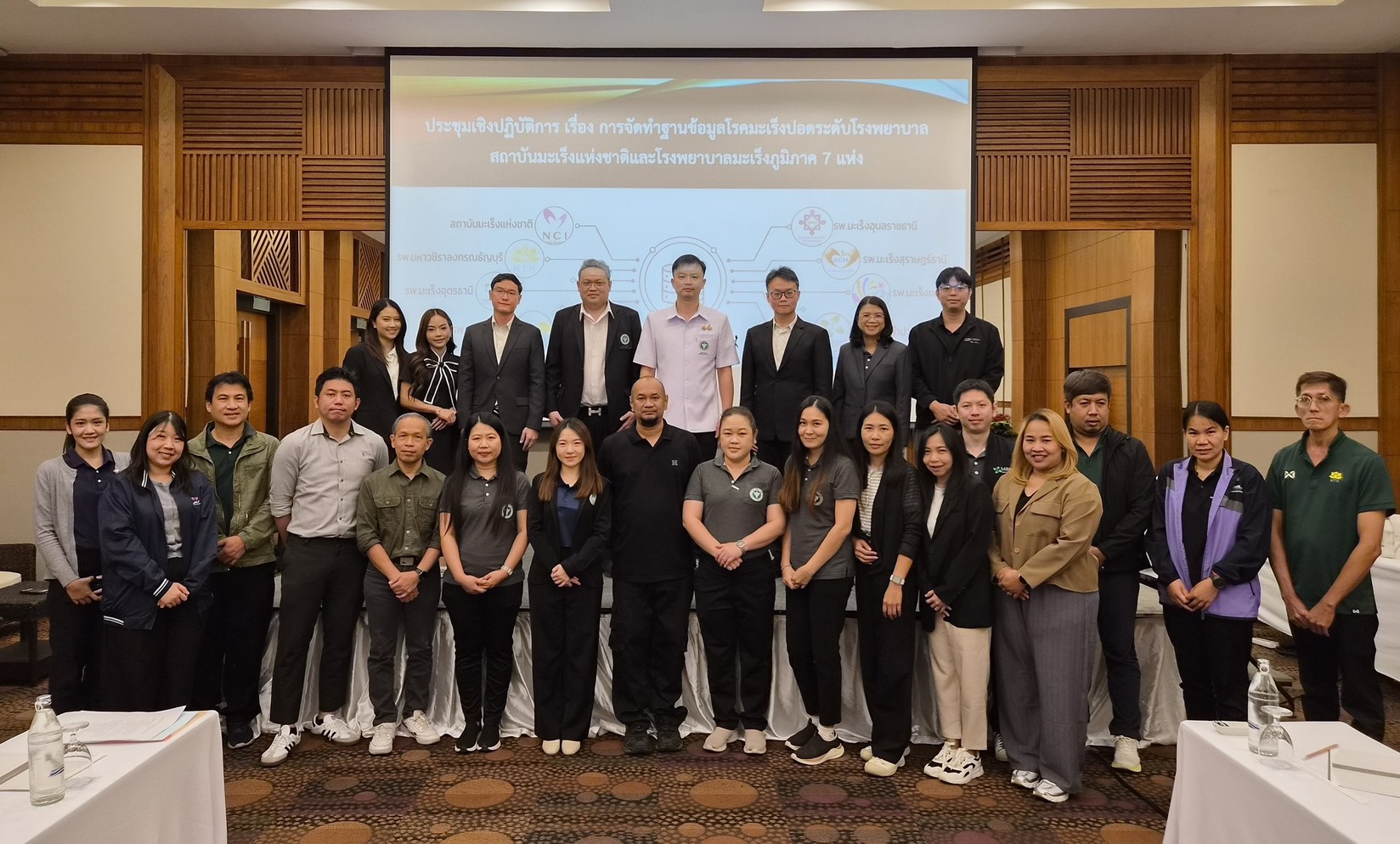 นายแพทย์รวินท์  อิงศิโรรัตน์ ผู้อำนวยการโรงพยาบาลมะเร็งลำปาง ให้เกียรติเป็นประธานเปิดโครงการประชุมเชิงปฏิบัติการ เรื่อง “การจัดทำฐานข้อมูลมะเร็งปอดในร...