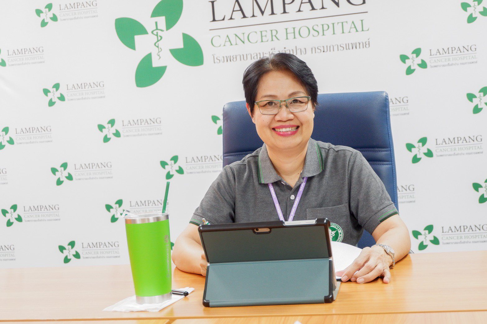 นางสุรีย์รัตน์ พวงสายใจ รองผู้อำนวยการด้านการพยาบาล โรงพยาบาลมะเร็งลำปาง กล่าวต้อนรับบุคลากรพยาบาล ในการอบรมเชิงปฏิบัติการ เรื่อง มาตรฐานและการประเมิน...